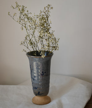Vase en poterie bleu-gris